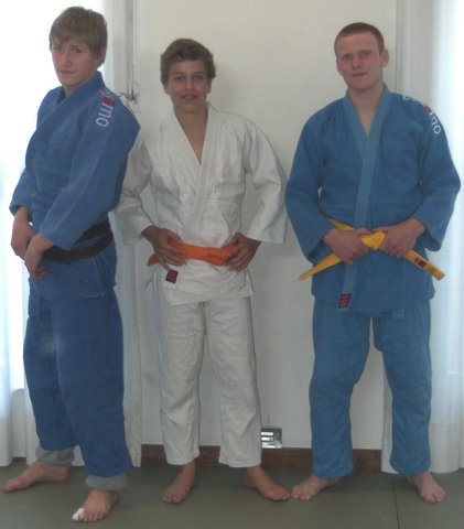 Eloy Vroom voor 1ste KYU (bruine gordel), Jef Van Den Keybus voor 4de KYU (oranje gordel), Junior Hanzen voor 5de KYU (gele gordel)