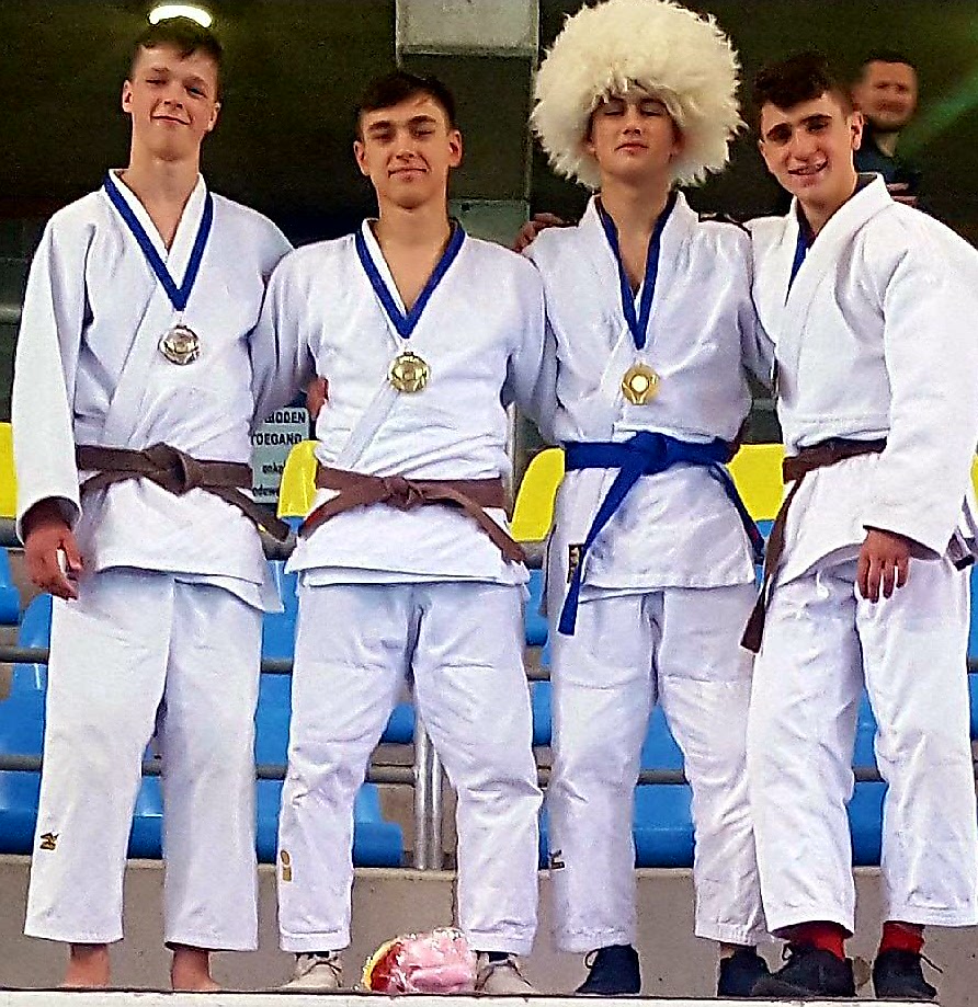 Zaynal Ramazanov U18 behaalt het BRONS in toernooi OPEN GENT (FOTO Zaynal met witte dons!? naast Zelem Batchaev.  PROFICIAT!