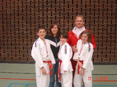 Hulpcoach Evi Degheldere, Trainer/coach Roger Alen, Filip Mrkonjic, Lynn Folie en Valentina Askicop Bekers Der Kempen te Herentals.