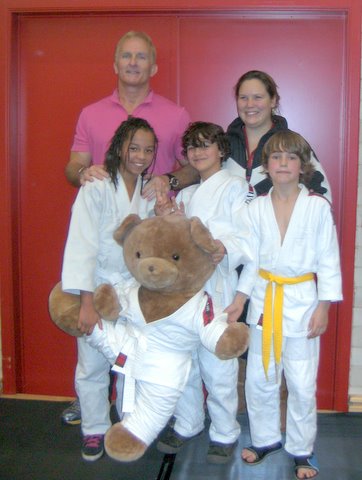 Groepsfoto op IPPON TROPHY ANTWERP met Zoe, Jelle, Tom en coachen Roger Alen - Evi Degheldere