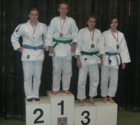 <p>Podiumfoto met Valentina Askic op Jeugdtrofee Oud-Turnhout 15/01/2011</p>