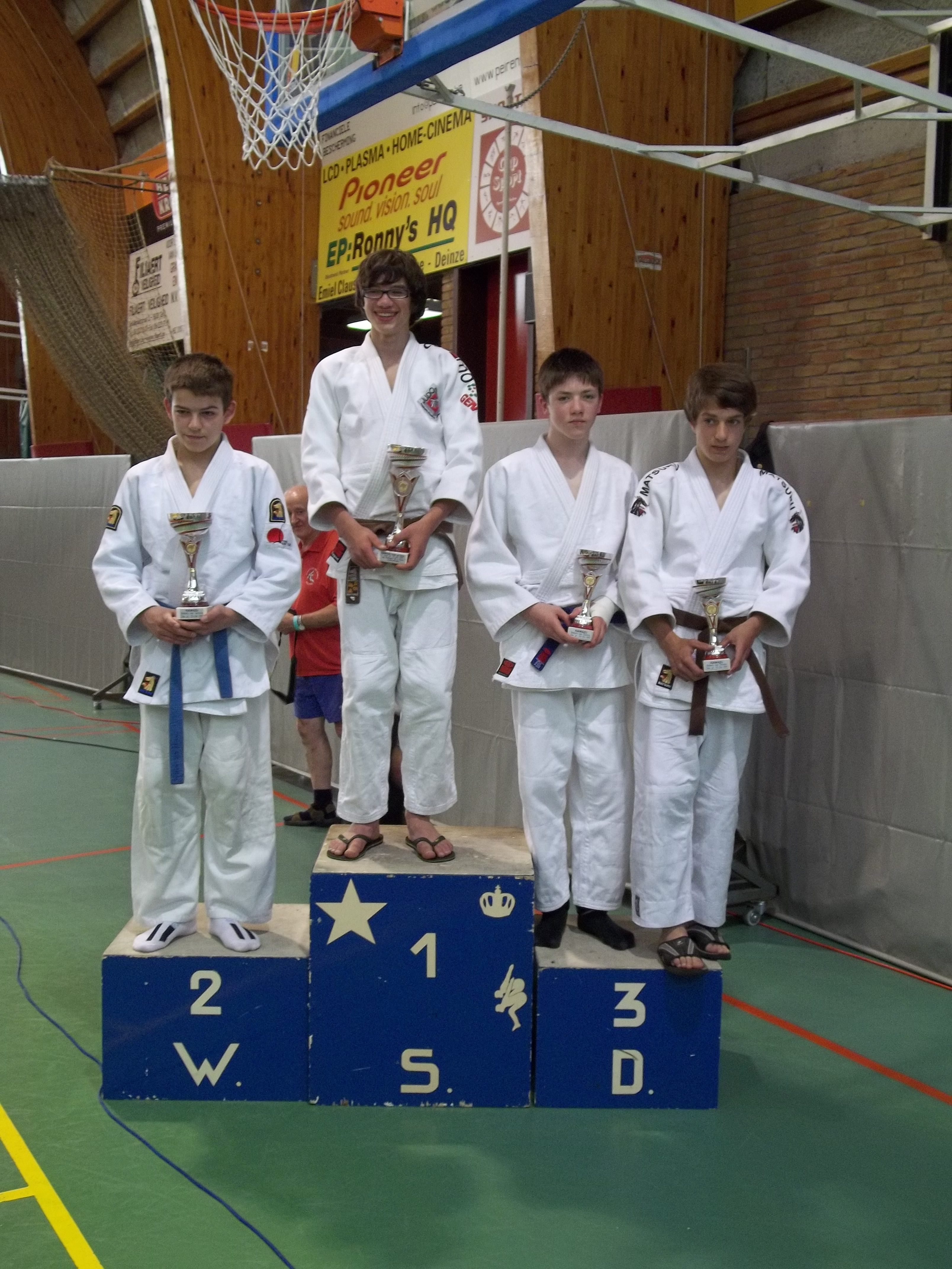 PODIUMFOTO MET NICK FOLIE OP BEKERS VAN DEINZE 2011