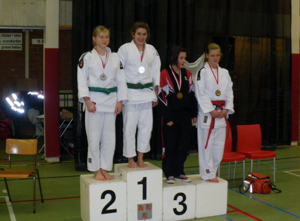 PODIUMFOTO JEUGDTROFEE OUD-TURNHOUT 14.01.2012 MET VALENTINA ASKIC ALS WINNAAR‏