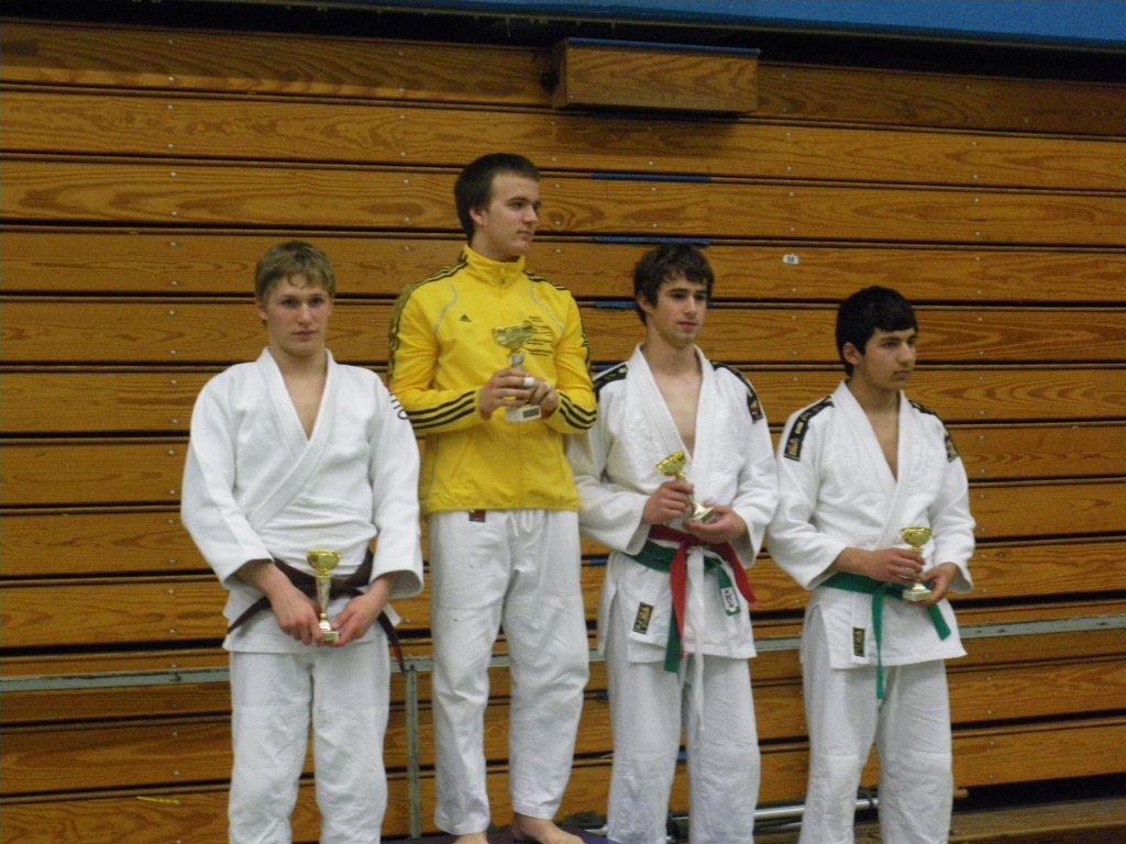 PODIUMFOTO MET ELOY VROOM (ZILVER) OP BEKERS DER KAMPEN U17/-73kg