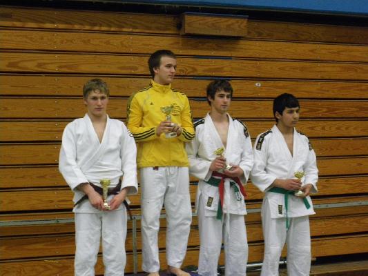 PODIUMFOTO MET ELOY VROOM (ZILVER) OP BEKERS DER KAMPEN U17/-73kg