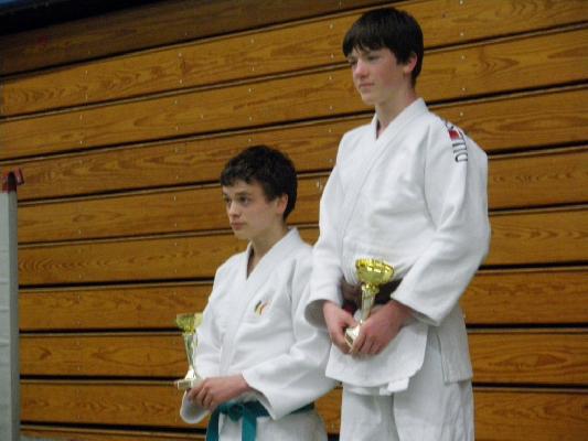 PODIUMFOTO MET NICK FOLIE (GOUD) OP BEKERS DER KEMPEN U20/-55kg