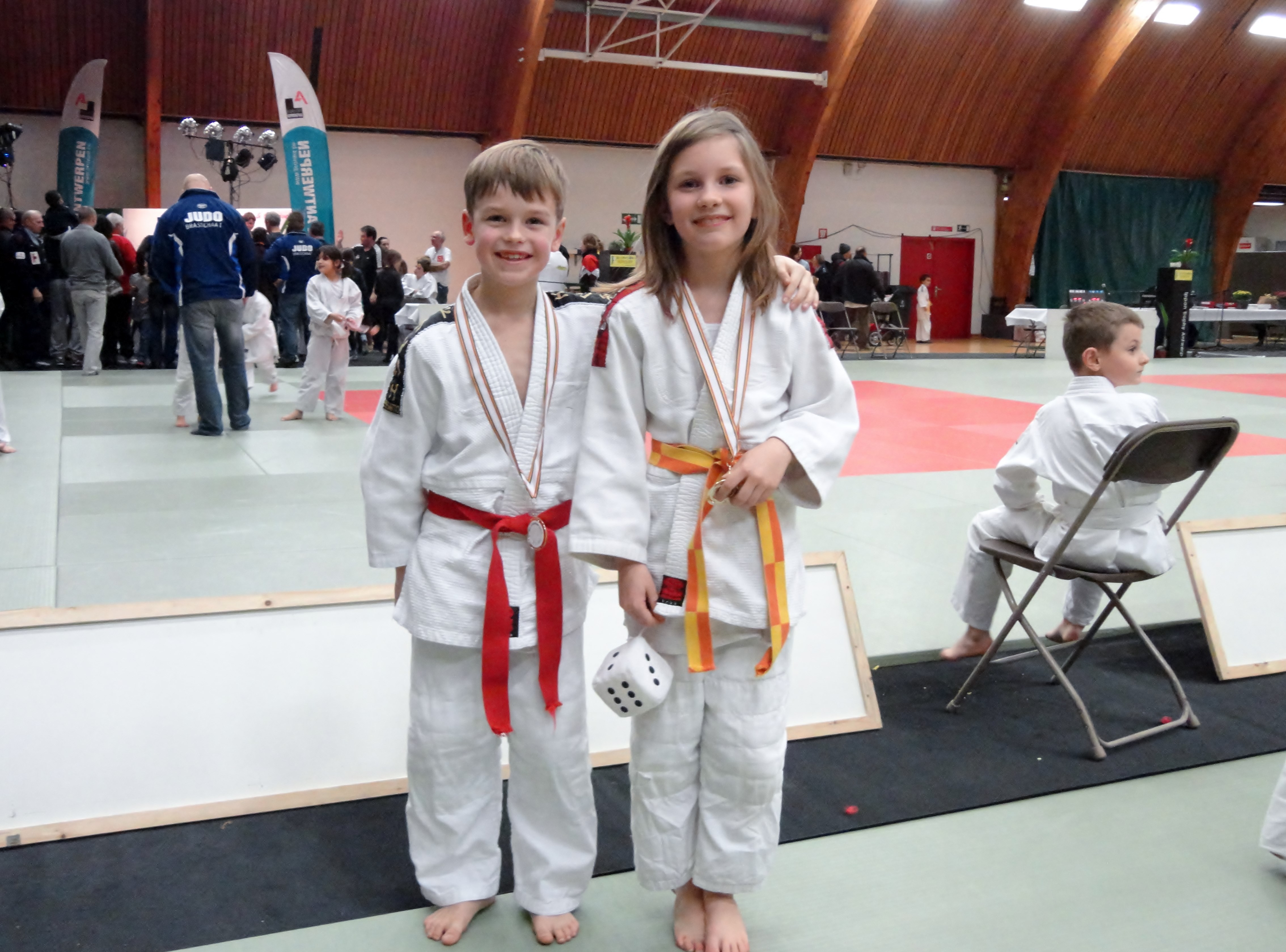 Gregory (4de plaats) & Isabella (goud), beiden trots op hun medaille!