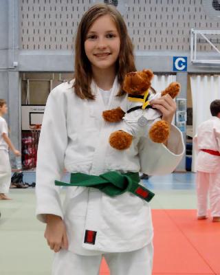 Hier Isabella met haar medaille + haar verdiende knuffel!
PROFICIAT!!!