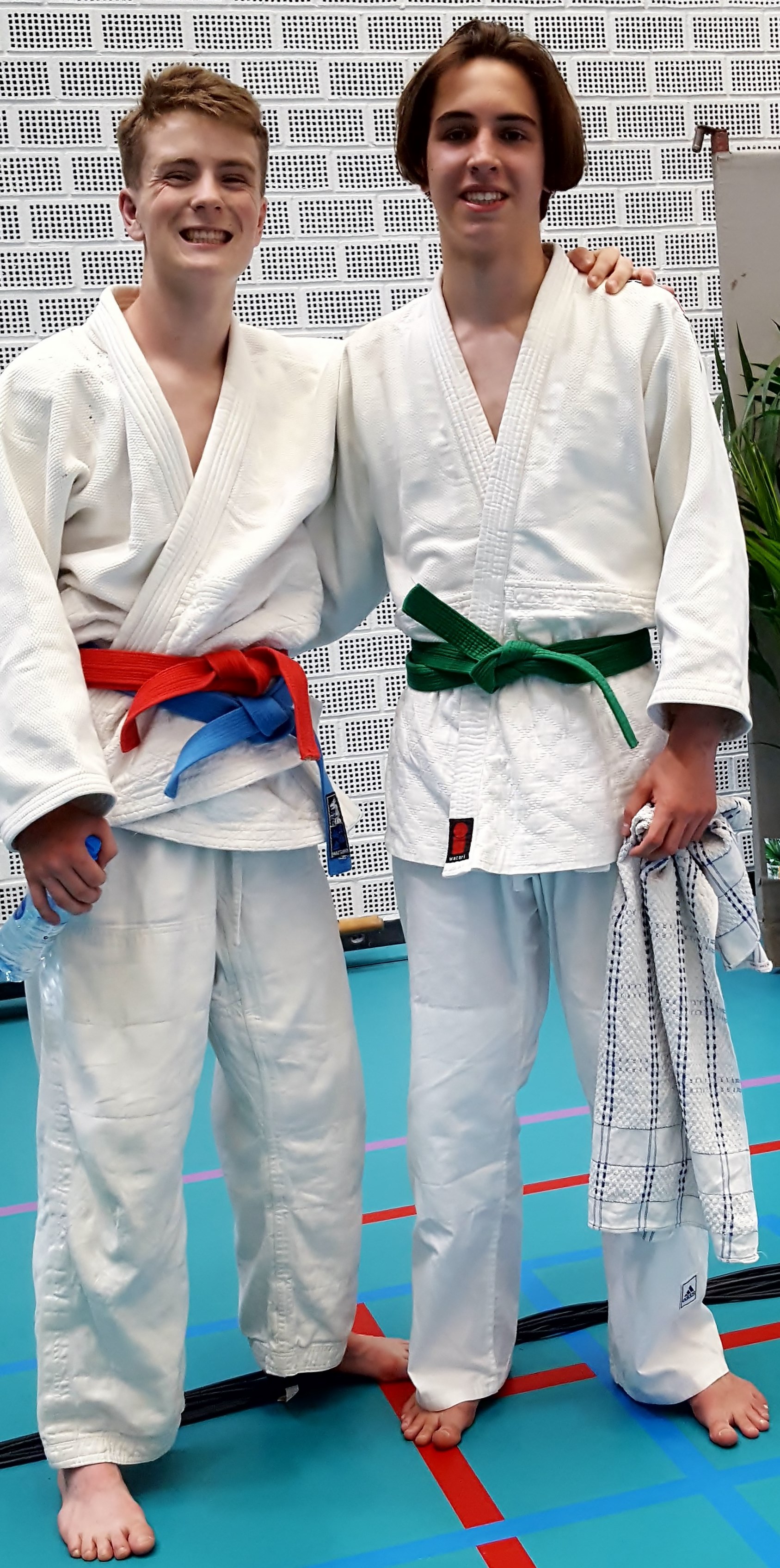 Hier Tom met bevriende judoka even samen op de foto..