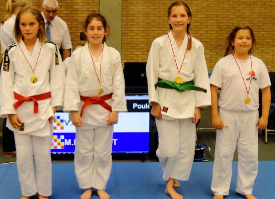 Hier Isabella met haar poule reeks U13 met het ZILVER!!!
PROFICIAT!!!